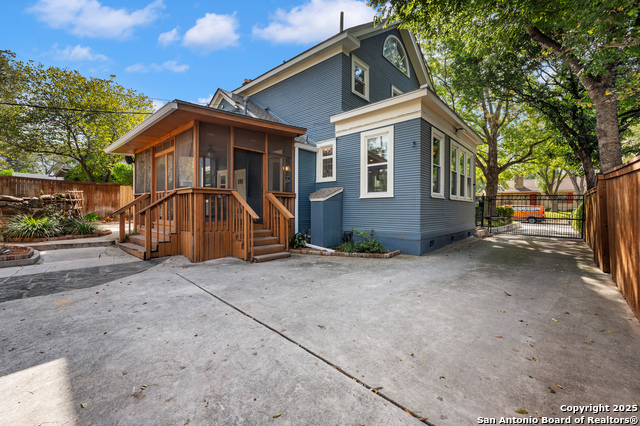 Listing photo id 26 for 119 Rosewood Ave E