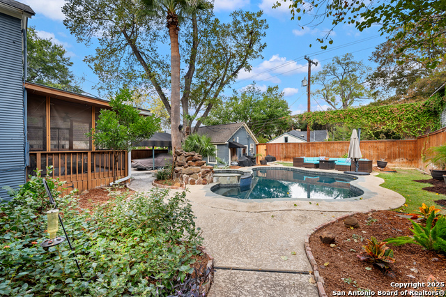 Listing photo id 27 for 119 Rosewood Ave E