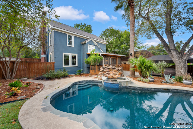 Listing photo id 29 for 119 Rosewood Ave E