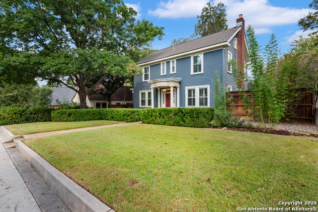 Listing photo id 2 for 119 Rosewood Ave E