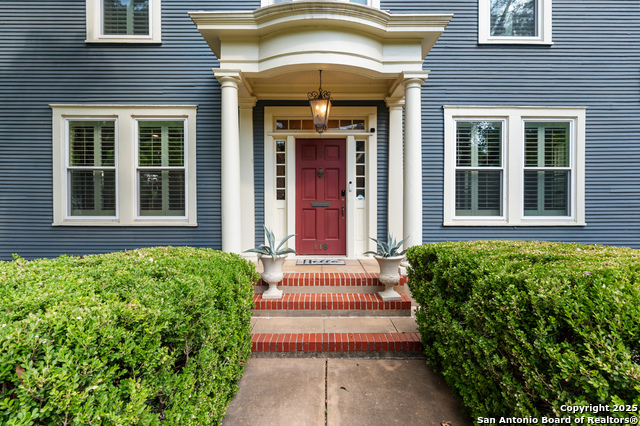 Listing photo id 3 for 119 Rosewood Ave E