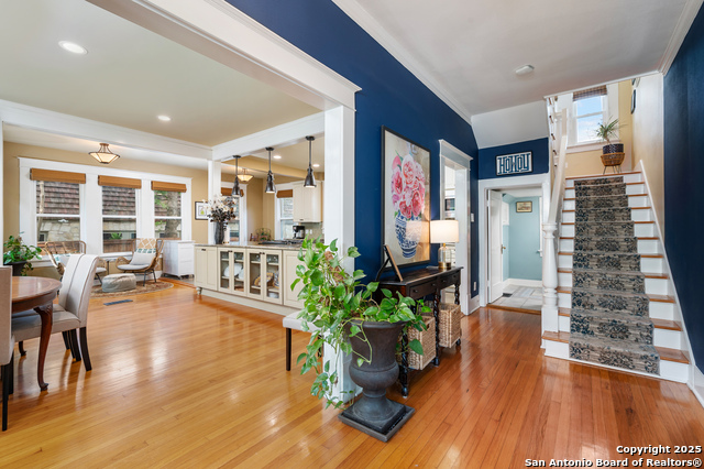 Listing photo id 5 for 119 Rosewood Ave E