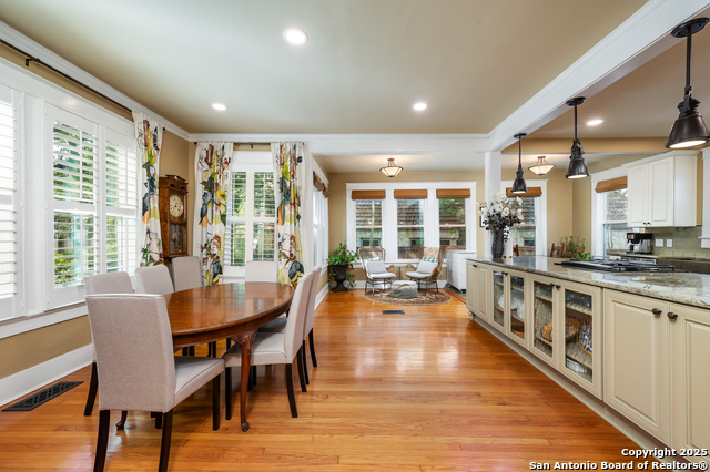 Listing photo id 6 for 119 Rosewood Ave E