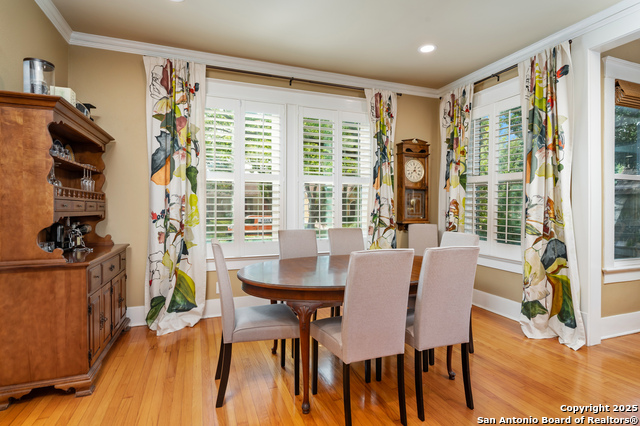 Listing photo id 7 for 119 Rosewood Ave E