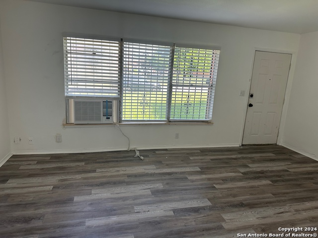 Image 4 of 23 For 4418 Winlock Dr