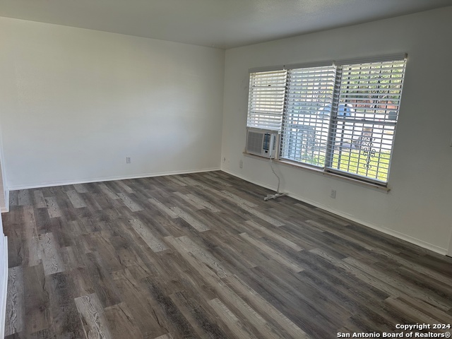 Image 5 of 23 For 4418 Winlock Dr