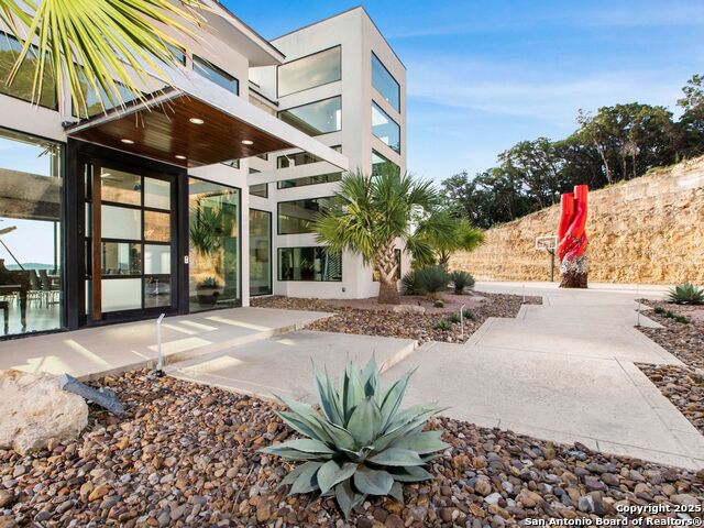 Image 2 of 25 For 21526 Privada Avila