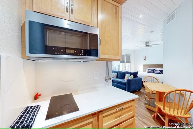 Listing photo id 2 for 14721 Whitecap  292