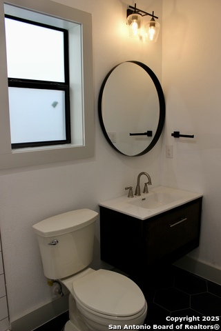 Image 14 of 33 For 810 Iowa St 101