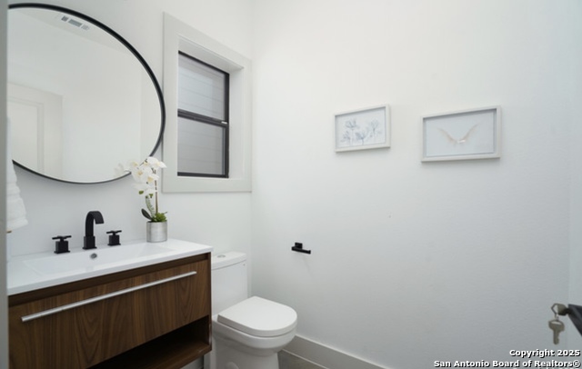 Image 15 of 33 For 810 Iowa St 101