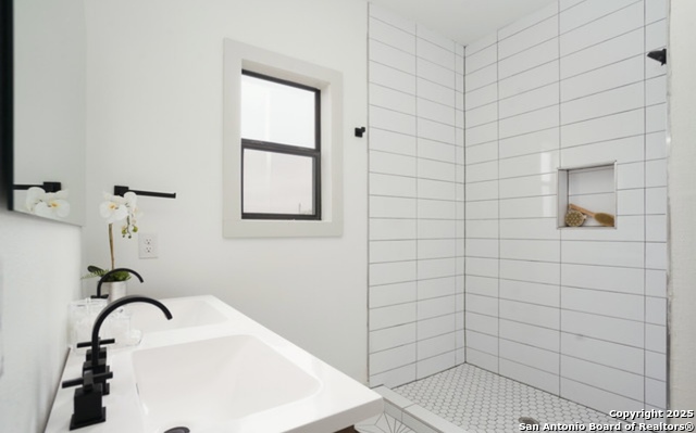 Image 26 of 33 For 810 Iowa St 101