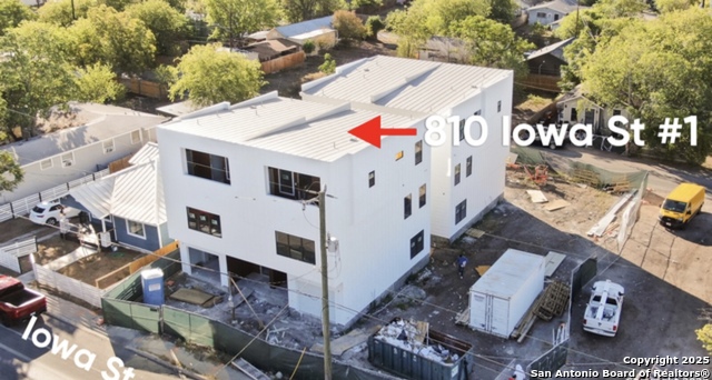 Image 3 of 33 For 810 Iowa St 101