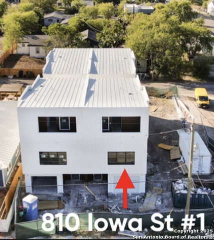 Image 4 of 33 For 810 Iowa St 101