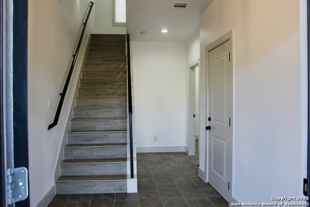 Image 7 of 33 For 810 Iowa St 101