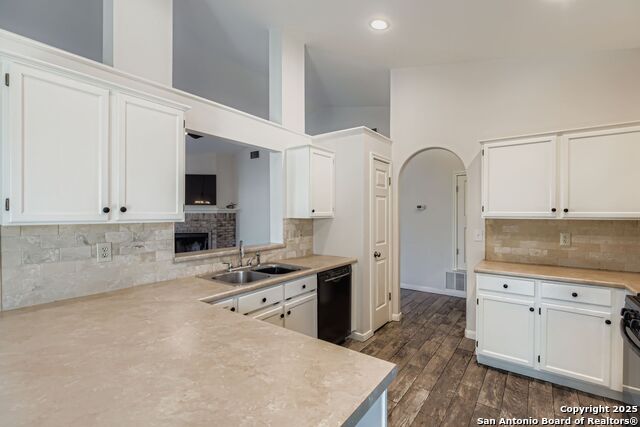 Listing photo id 10 for 7914 Pine Manor