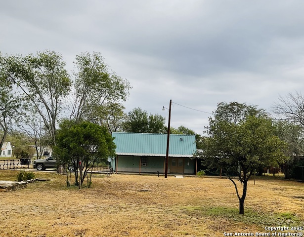 Details for 517 Barnard W, Sabinal, TX 78801