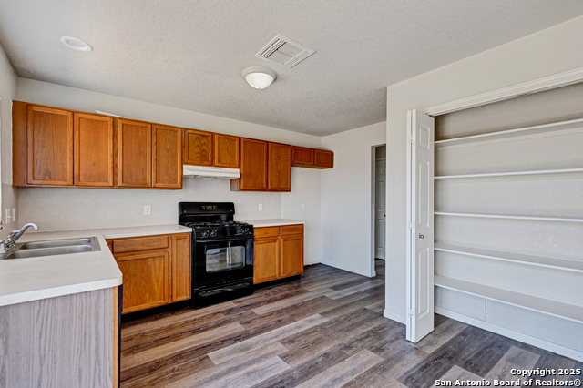 Listing photo id 13 for 10322 Mustang