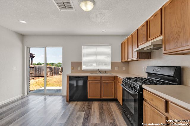 Listing photo id 15 for 10322 Mustang