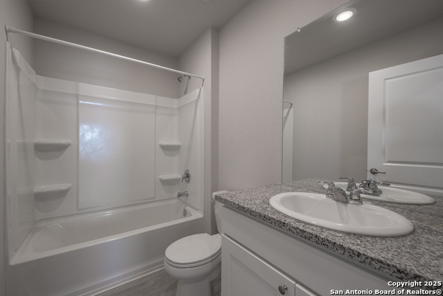 Image 17 of 22 For 723 Vermilion