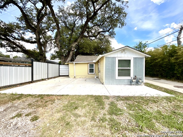 Image 2 of 26 For 1000 Kayton Ave