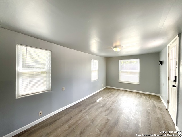 Image 5 of 26 For 1000 Kayton Ave