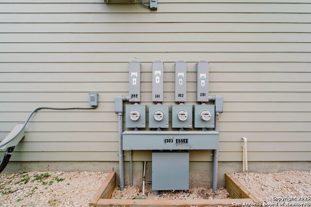 Listing photo id 35 for 1502 Walters S