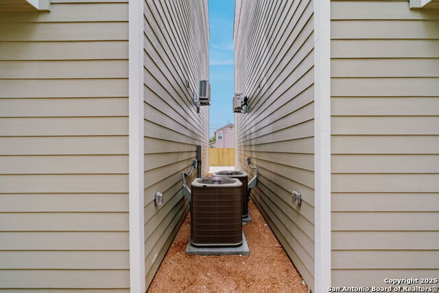 Listing photo id 37 for 1502 Walters S