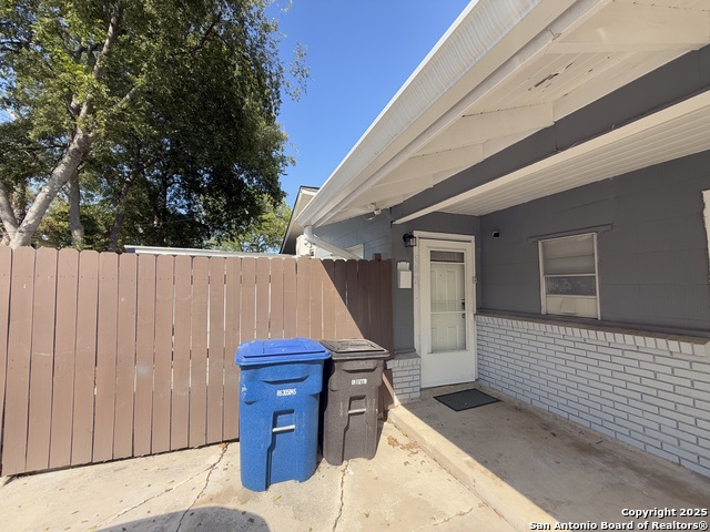 Listing photo id 8 for 511 Venice  # 102