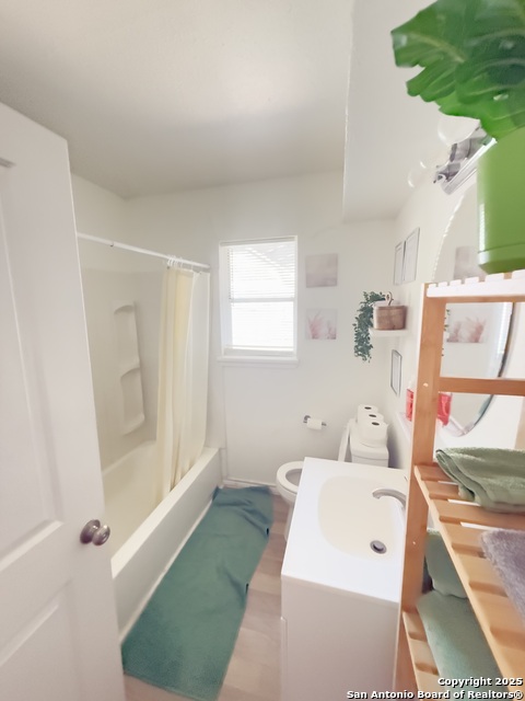 Listing photo id 4 for 511 Venice  # 102