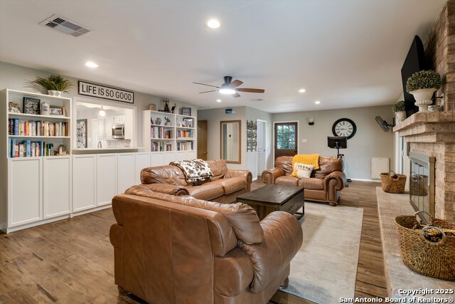 Listing photo id 15 for 14310 Oak Shadows