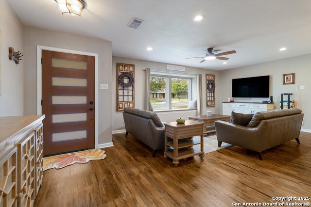 Listing photo id 3 for 14310 Oak Shadows