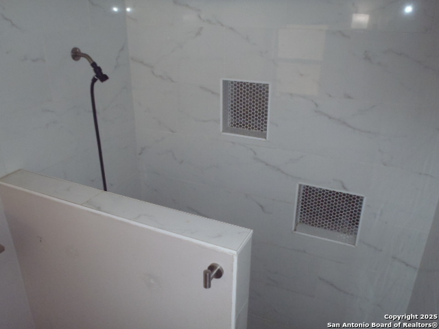 Image 19 of 26 For 923 Springhill Dr