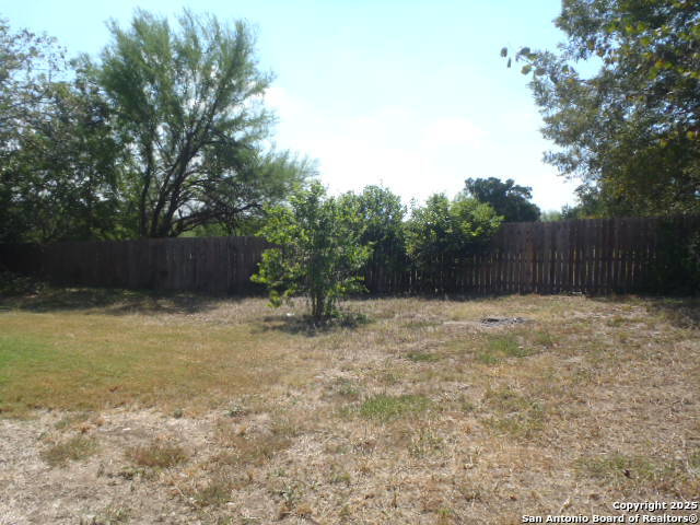 Image 8 of 26 For 923 Springhill Dr