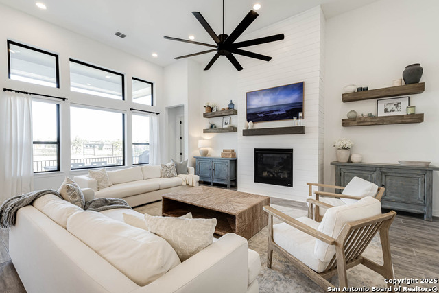 Listing photo id 3 for 23414 Grande Vista