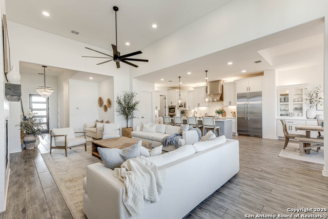 Listing photo id 5 for 23414 Grande Vista