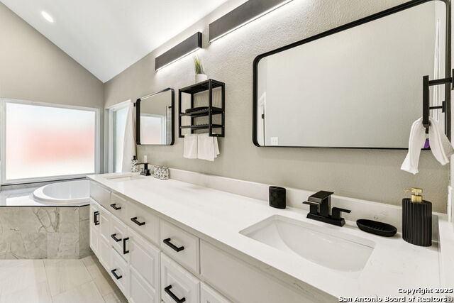 Listing photo id 13 for 822 Misty Water