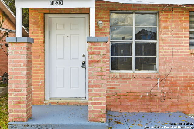 Listing photo id 0 for 1827 Highland