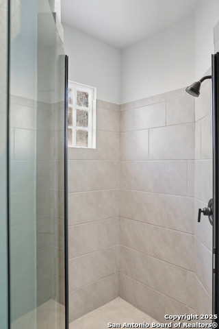 Listing photo id 9 for 5014 Thymus  