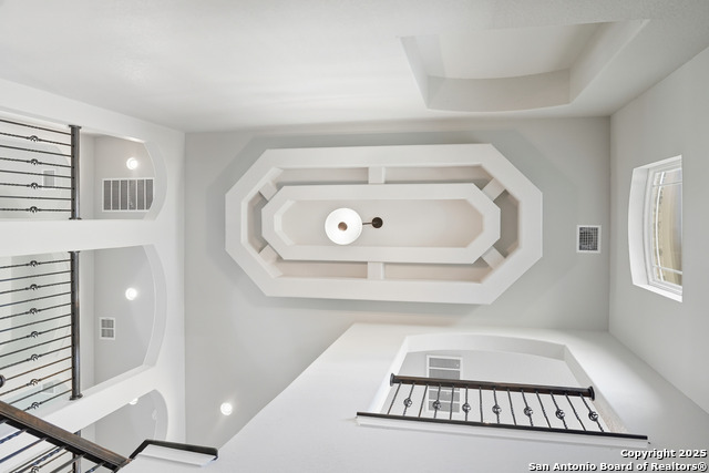 Listing photo id 14 for 5014 Thymus  