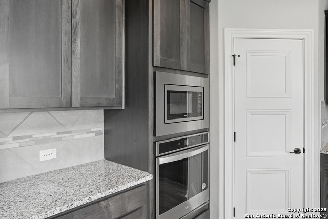 Listing photo id 16 for 5014 Thymus  