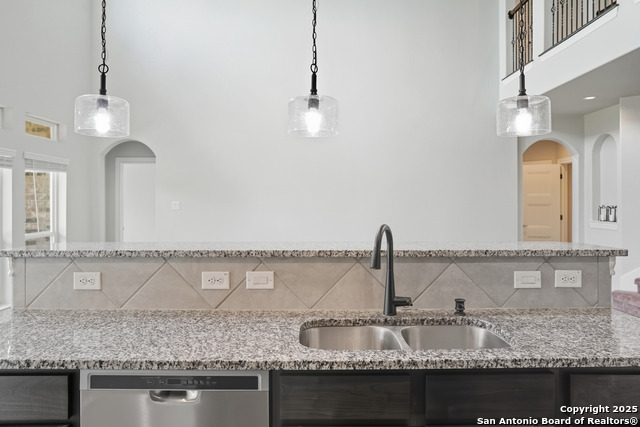 Listing photo id 18 for 5014 Thymus  