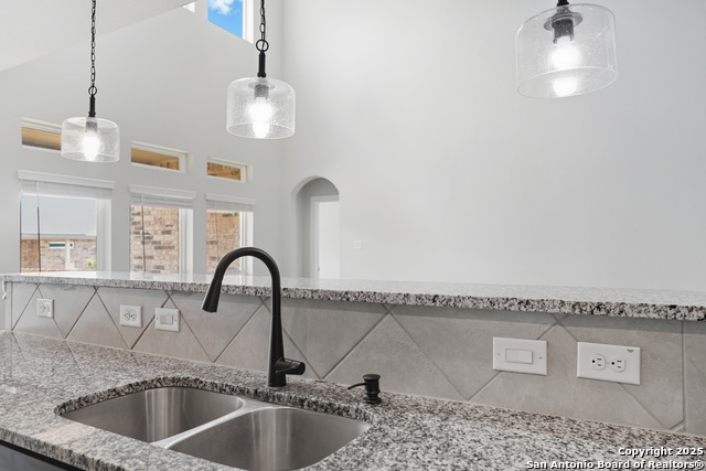 Listing photo id 19 for 5014 Thymus  