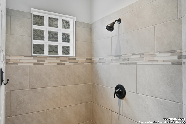 Listing photo id 30 for 5014 Thymus  