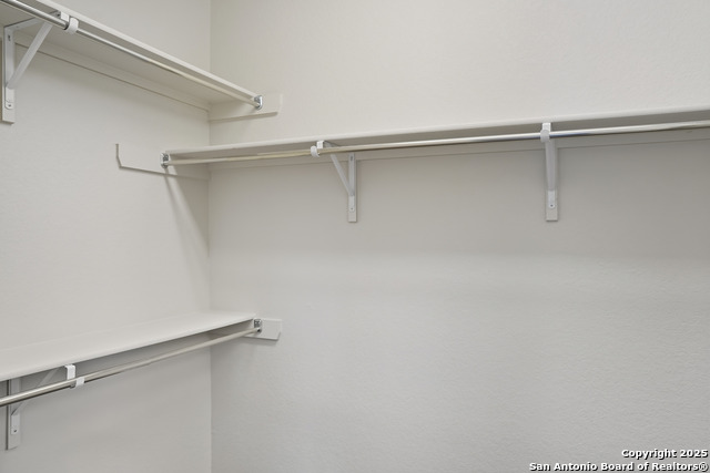 Listing photo id 31 for 5014 Thymus  