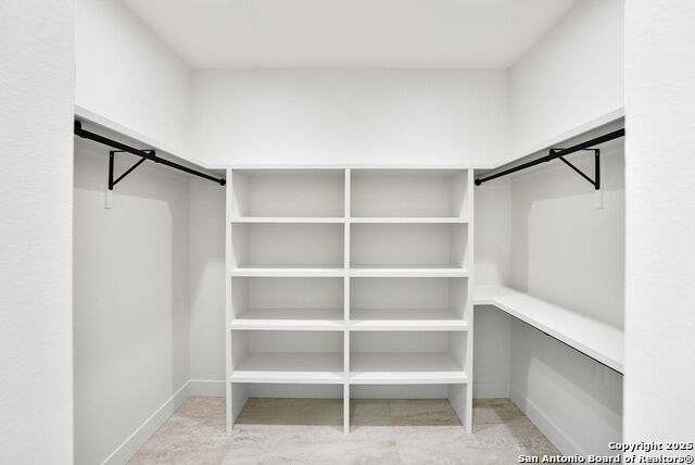 Image 33 of 51 For 414 Rio Azul Dr