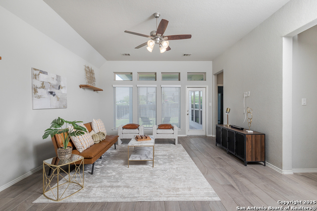 Listing photo id 14 for 14703 Running Wolf