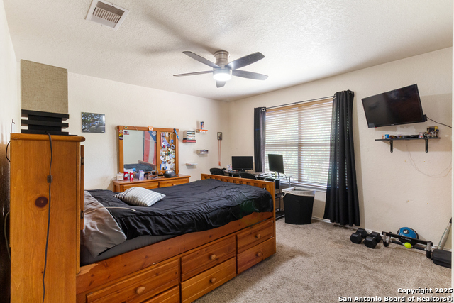 Listing photo id 13 for 11366 Victory Cavern