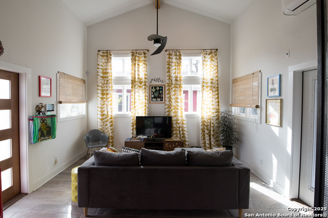 Image 10 of 33 For 417 N Olive  