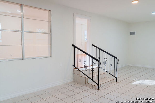 Listing photo id 10 for 1730 Mistletoe