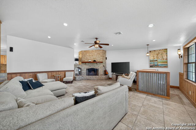 Listing photo id 9 for 15326 Gross Lane